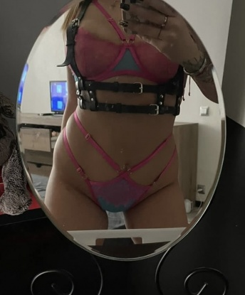 Опытная блондинка приглашает в гости на чашечку кофе с продолжением. Гарантирую полное удовлетворение и расслабление! 12506, 20 лет